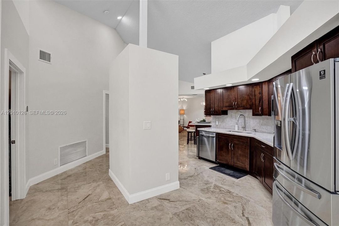En Venta: $2,400,000 (8 camas, 4 baños, 2776 Pies cuadrados)