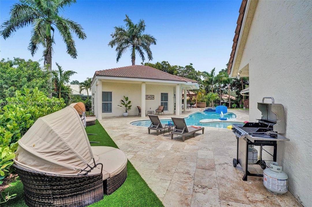 En Venta: $2,400,000 (8 camas, 4 baños, 2776 Pies cuadrados)