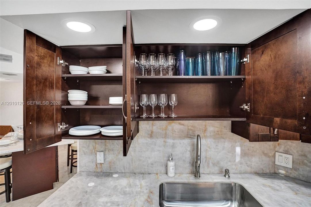 En Venta: $2,400,000 (8 camas, 4 baños, 2776 Pies cuadrados)