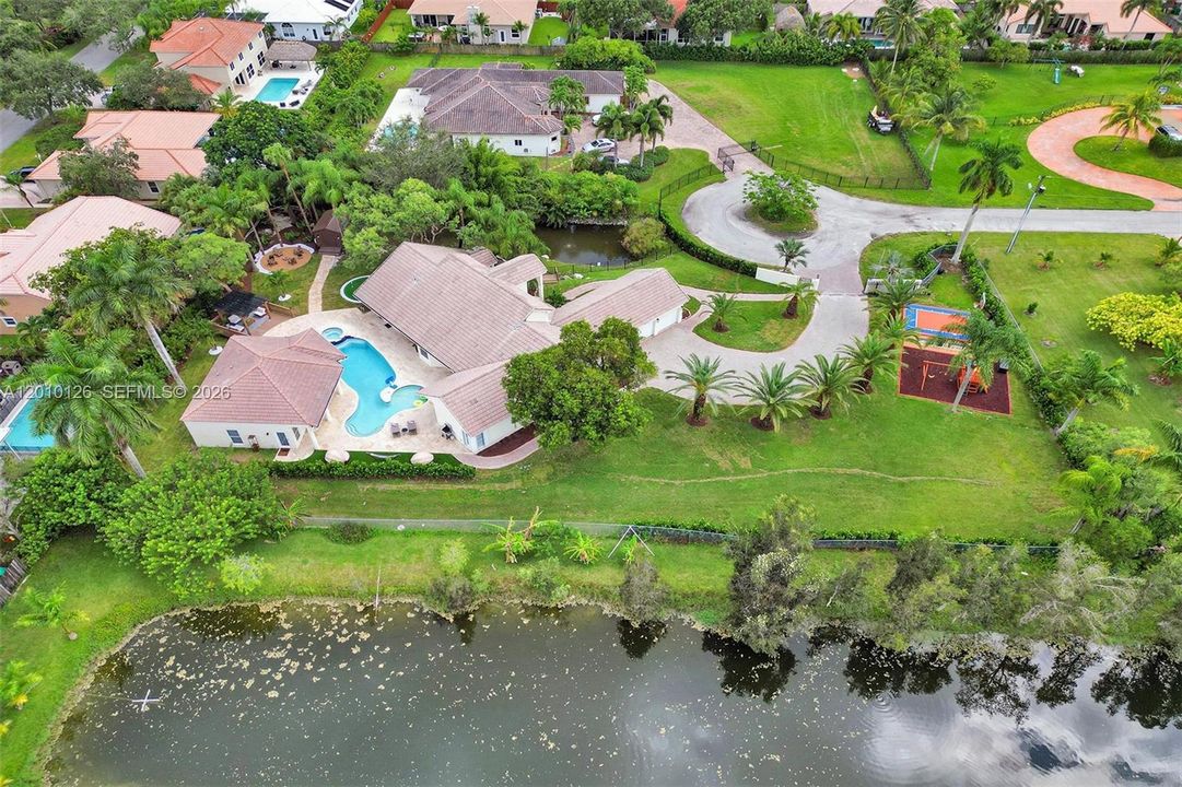 En Venta: $2,400,000 (8 camas, 4 baños, 2776 Pies cuadrados)