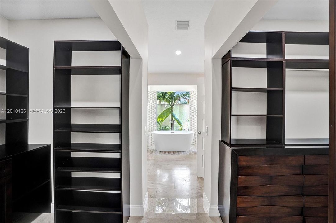 En Venta: $2,400,000 (8 camas, 4 baños, 2776 Pies cuadrados)