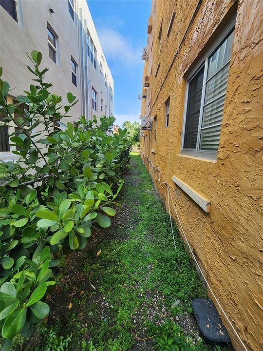 For Sale: $200,000 (2 beds, 1 baths, 715 Square Feet)