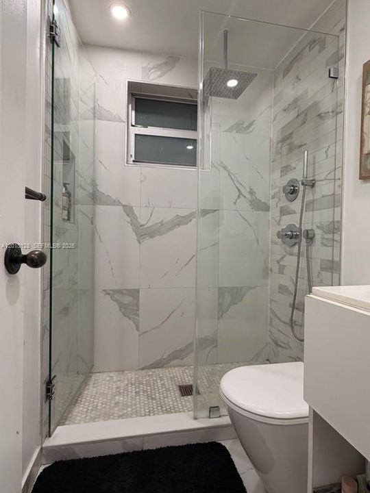 For Sale: $200,000 (2 beds, 1 baths, 715 Square Feet)