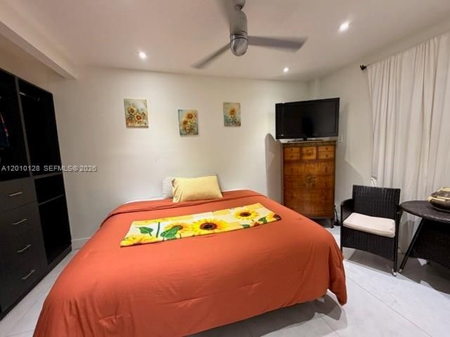For Sale: $200,000 (2 beds, 1 baths, 715 Square Feet)