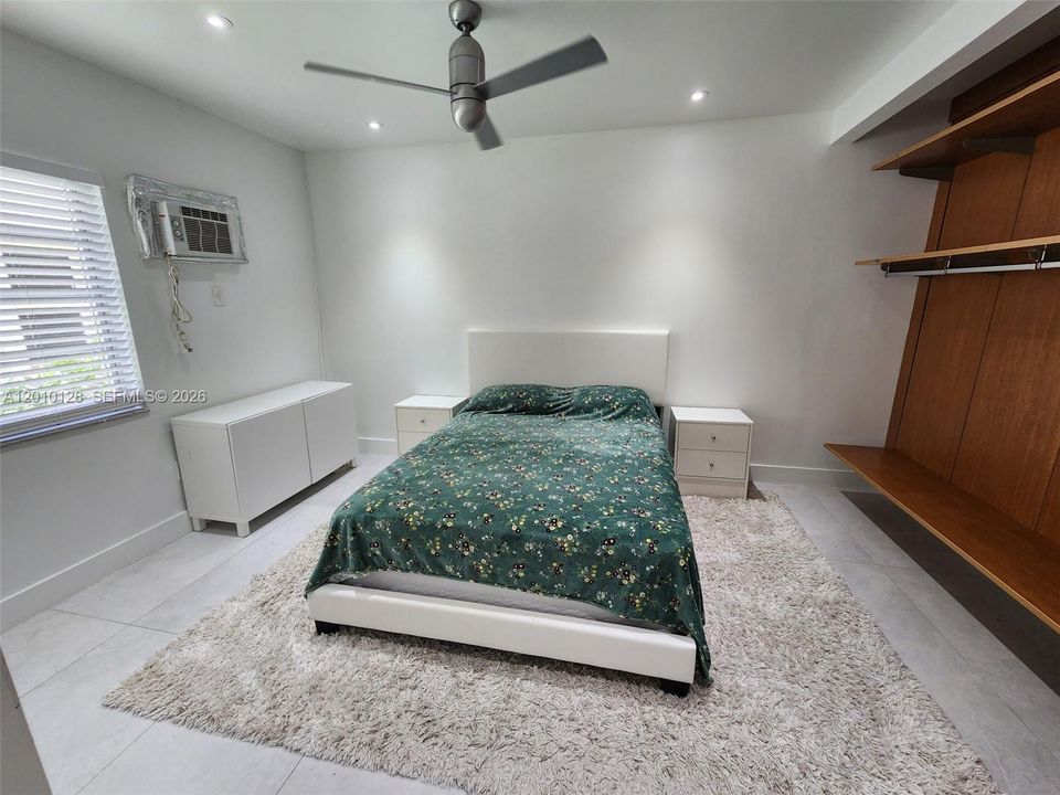 For Sale: $200,000 (2 beds, 1 baths, 715 Square Feet)