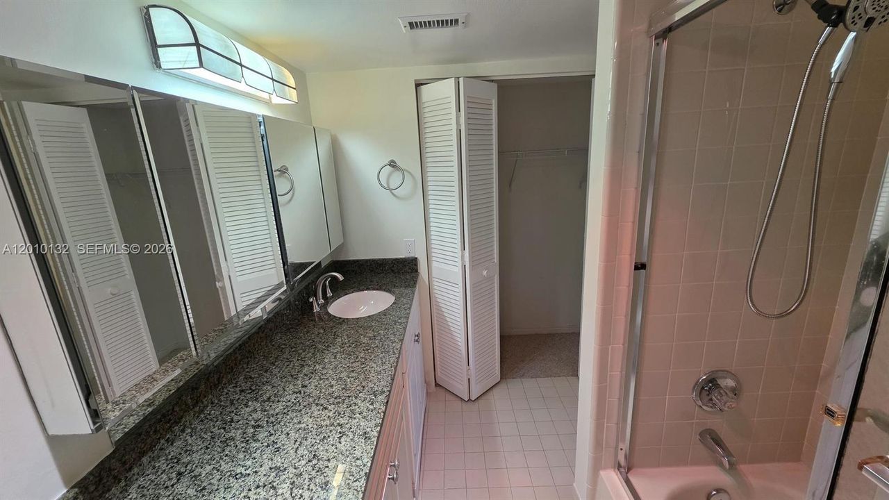 В аренду: $1,875 (2 спален, 2 ванн, 1300 Квадратных фут)