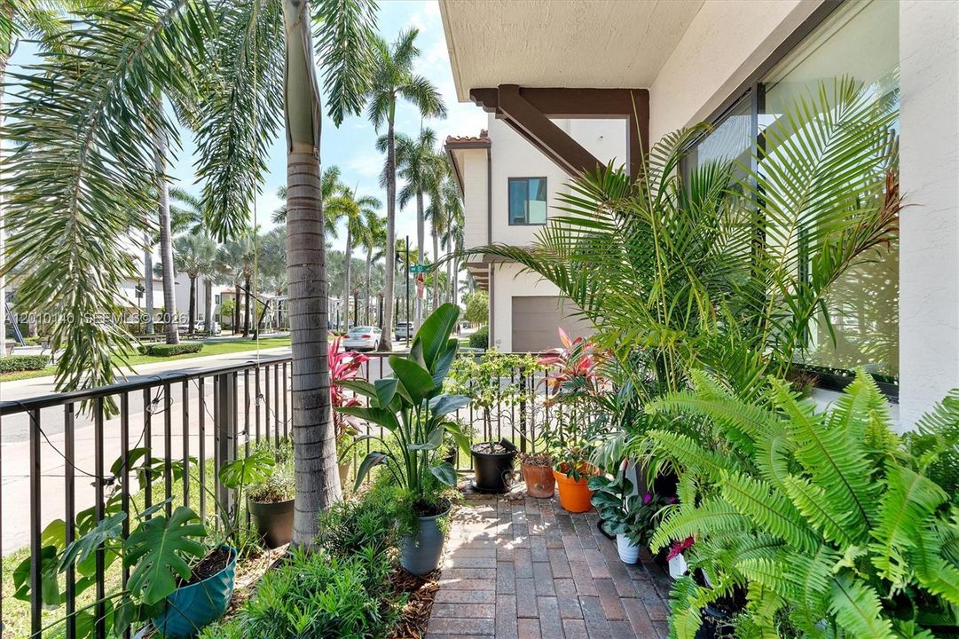 Active With Contract: $889,000 (3 beds, 2 baths, 1866 Square Feet)