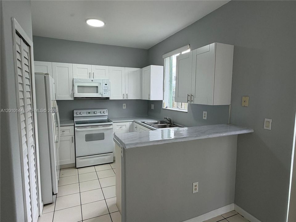 Active With Contract: $2,100 (3 beds, 3 baths, 1423 Square Feet)