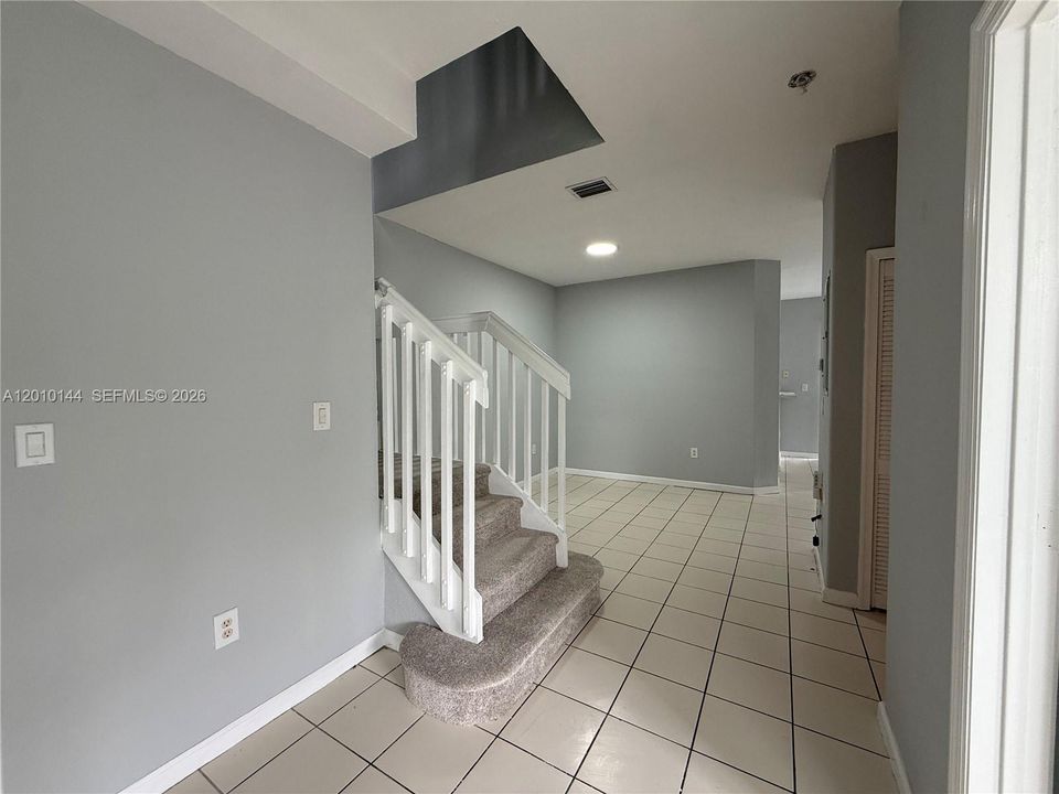 Active With Contract: $2,100 (3 beds, 3 baths, 1423 Square Feet)