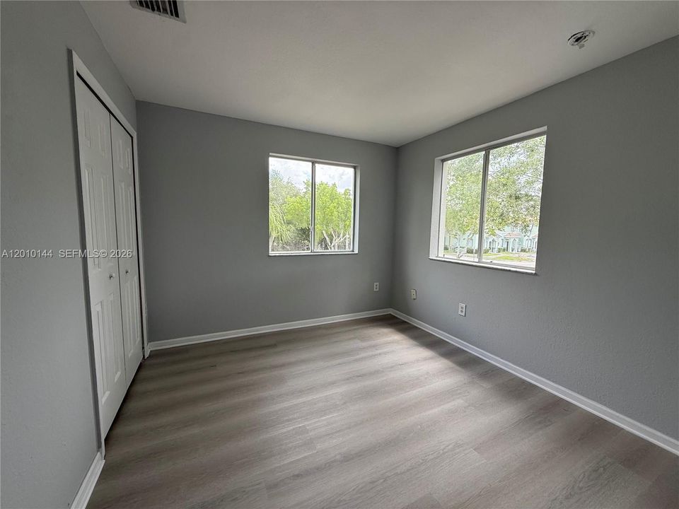 Active With Contract: $2,100 (3 beds, 3 baths, 1423 Square Feet)