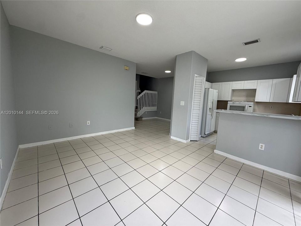 Active With Contract: $2,100 (3 beds, 3 baths, 1423 Square Feet)