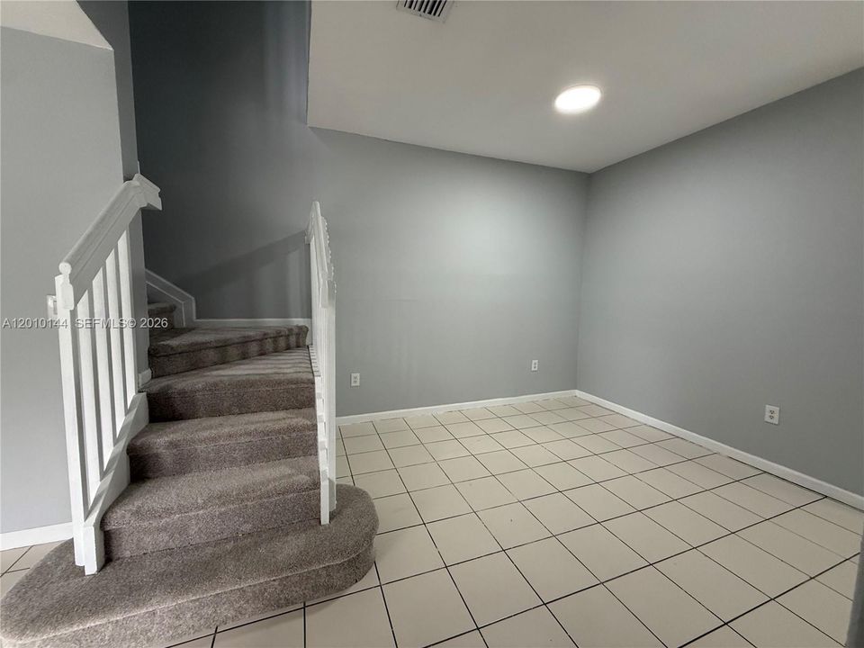 Active With Contract: $2,100 (3 beds, 3 baths, 1423 Square Feet)