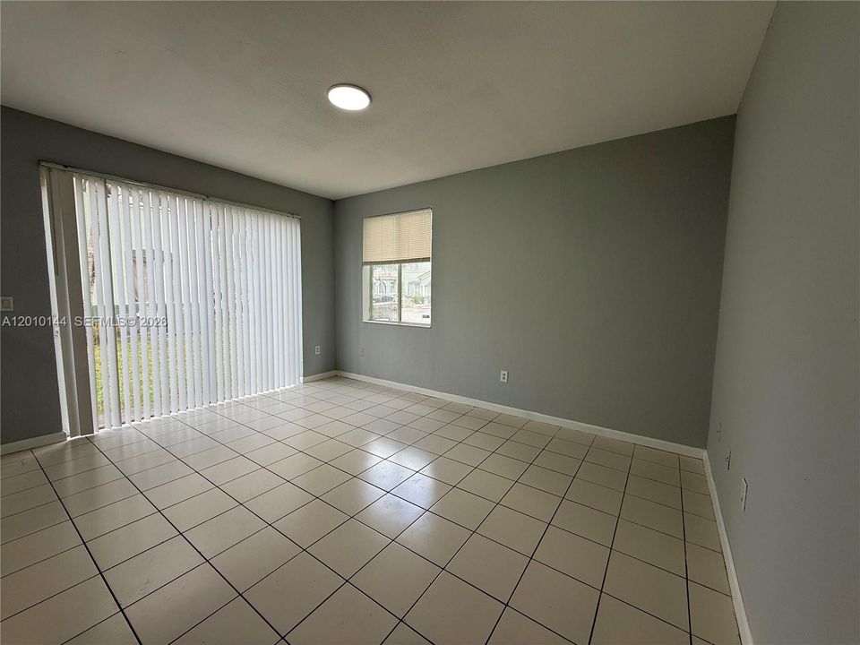 Active With Contract: $2,100 (3 beds, 3 baths, 1423 Square Feet)