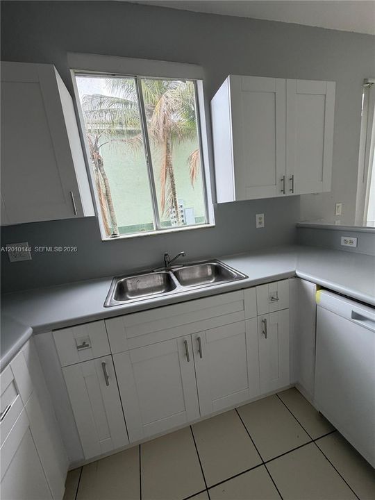 Active With Contract: $2,100 (3 beds, 3 baths, 1423 Square Feet)