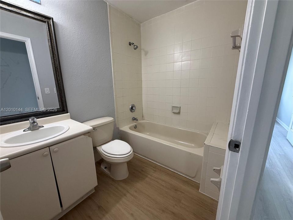 Active With Contract: $2,100 (3 beds, 3 baths, 1423 Square Feet)