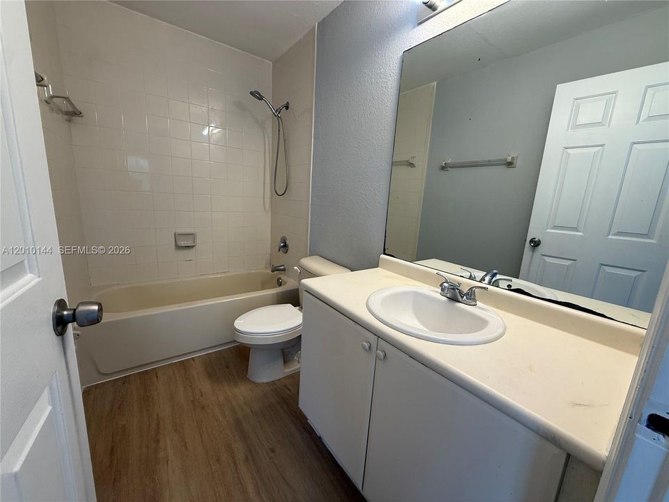 Active With Contract: $2,100 (3 beds, 3 baths, 1423 Square Feet)