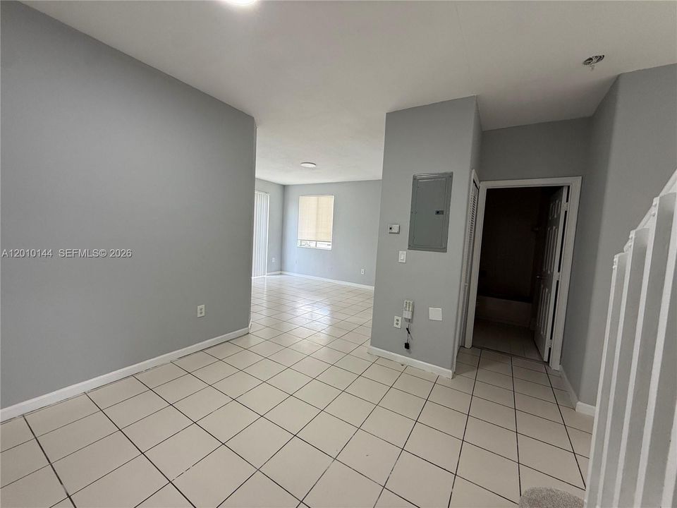 Active With Contract: $2,100 (3 beds, 3 baths, 1423 Square Feet)