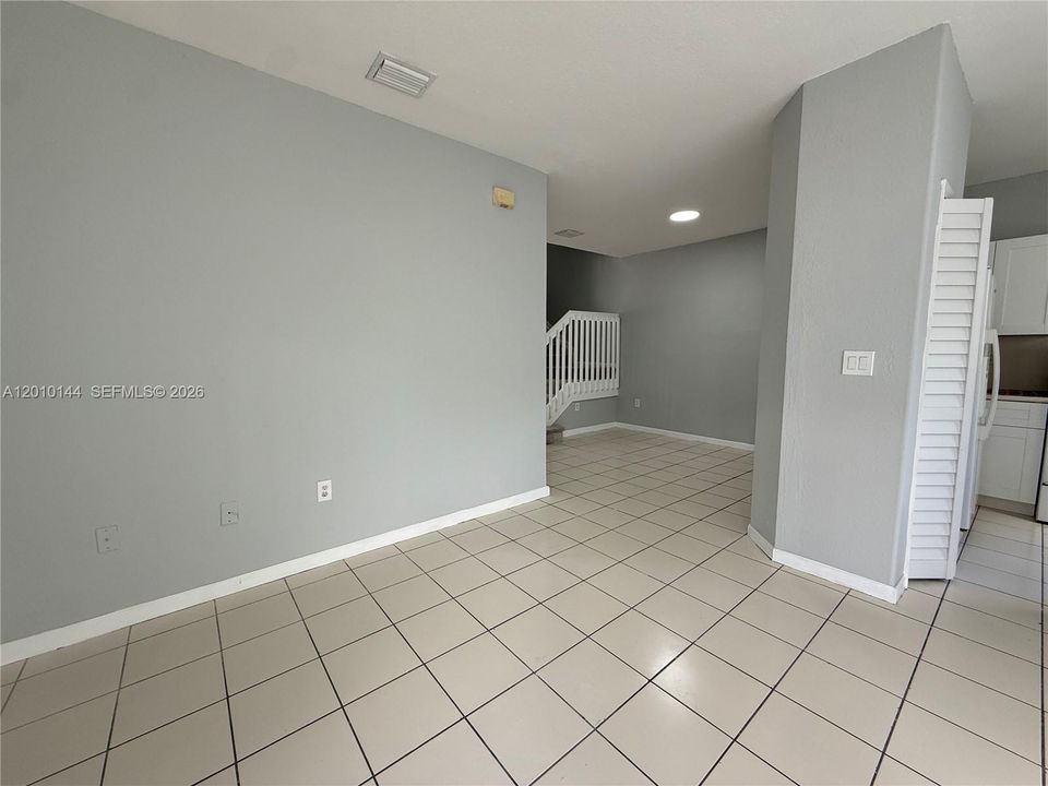 Active With Contract: $2,100 (3 beds, 3 baths, 1423 Square Feet)