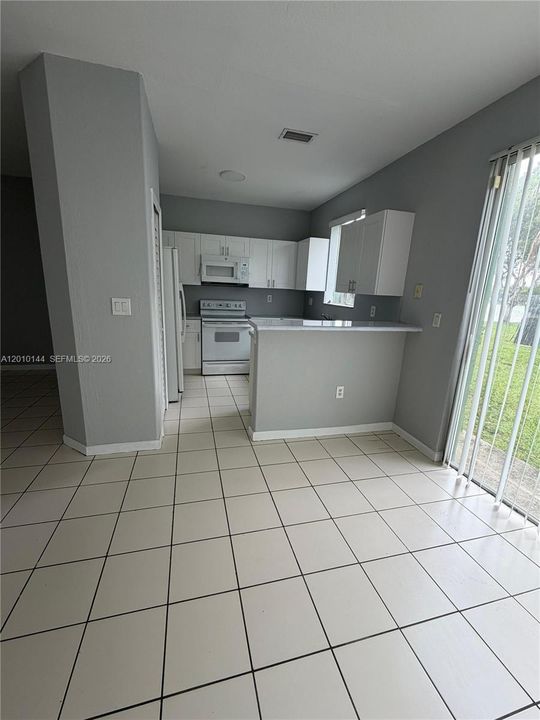 Active With Contract: $2,100 (3 beds, 3 baths, 1423 Square Feet)