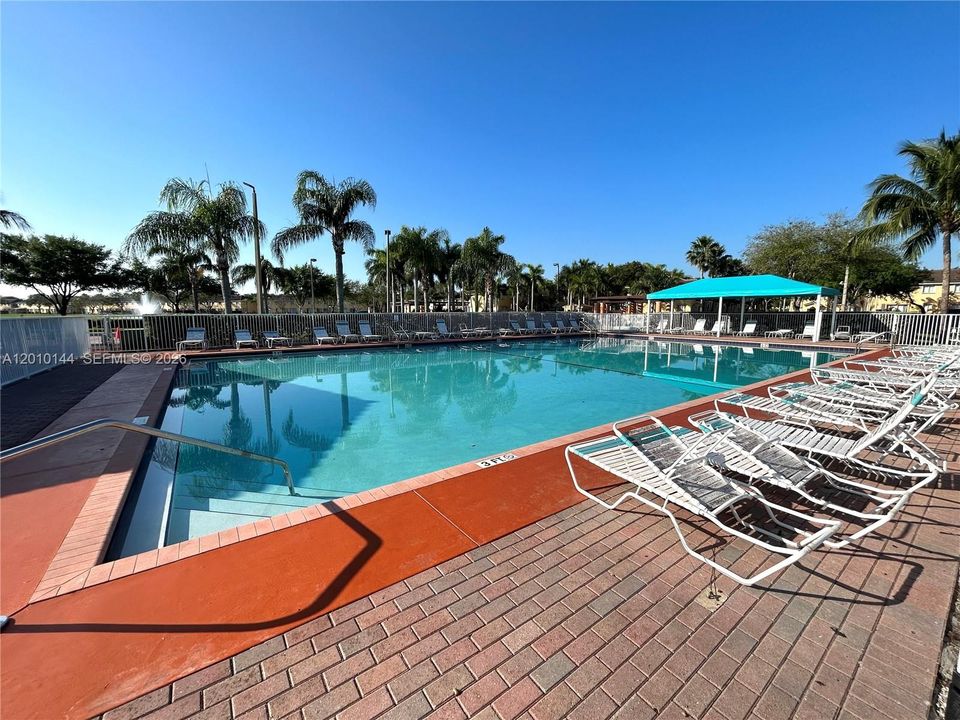 Active With Contract: $2,100 (3 beds, 3 baths, 1423 Square Feet)