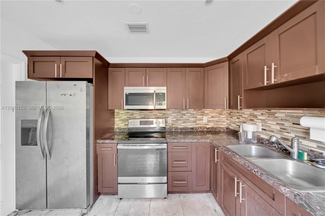 For Sale: $1,445,000 (2 beds, 1 baths, 792 Square Feet)