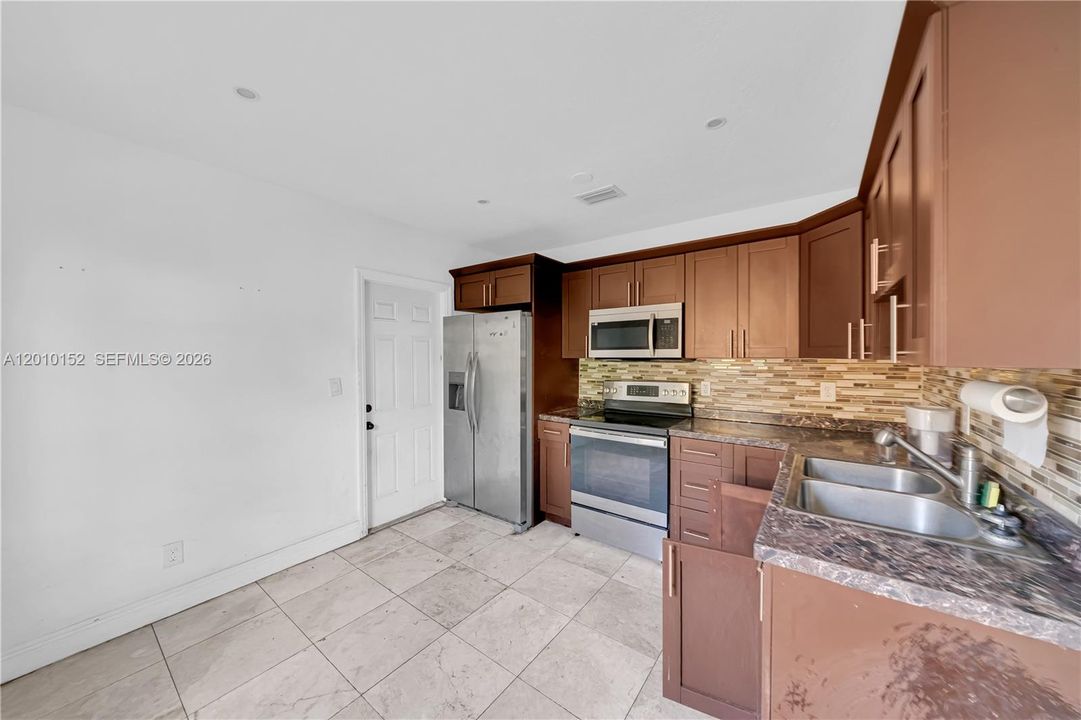 For Sale: $1,445,000 (2 beds, 1 baths, 792 Square Feet)