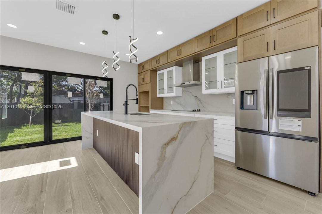 For Sale: $699,999 (4 beds, 2 baths, 1925 Square Feet)