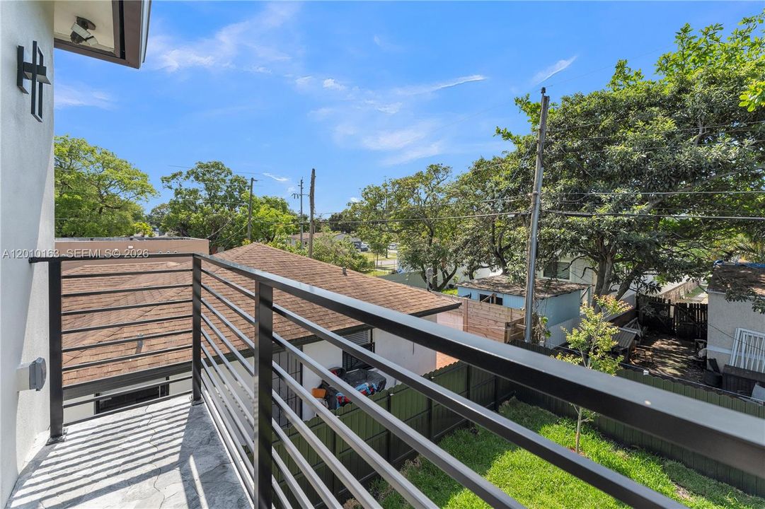 For Sale: $699,999 (4 beds, 2 baths, 1925 Square Feet)