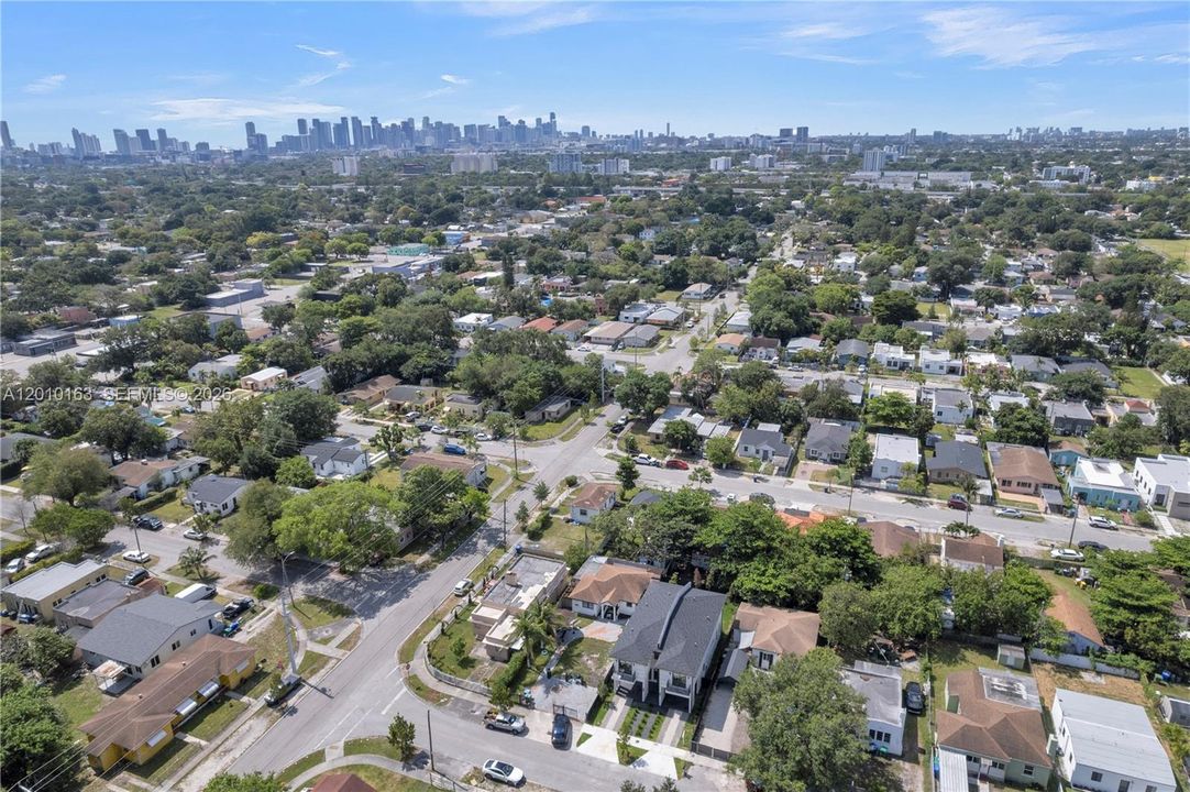 For Sale: $699,999 (4 beds, 2 baths, 1925 Square Feet)