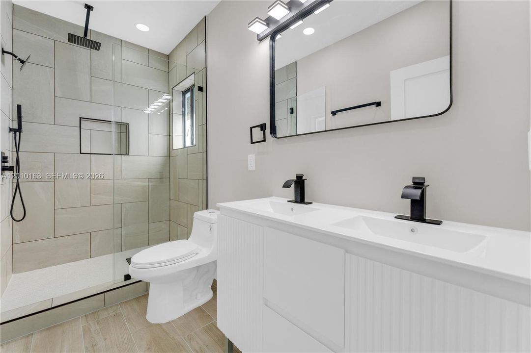 For Sale: $699,999 (4 beds, 2 baths, 1925 Square Feet)