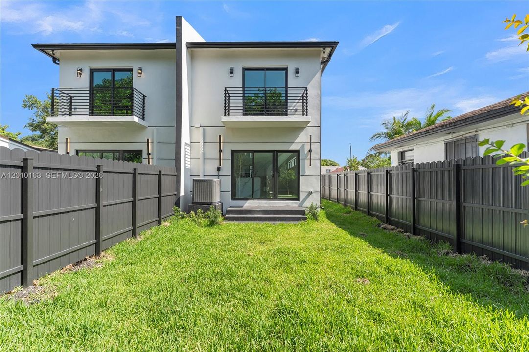 For Sale: $699,999 (4 beds, 2 baths, 1925 Square Feet)