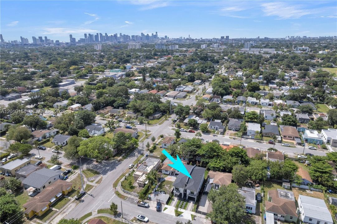 For Sale: $699,999 (4 beds, 2 baths, 1925 Square Feet)