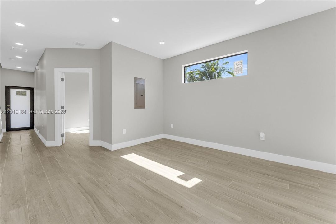 For Sale: $699,999 (4 beds, 2 baths, 1925 Square Feet)
