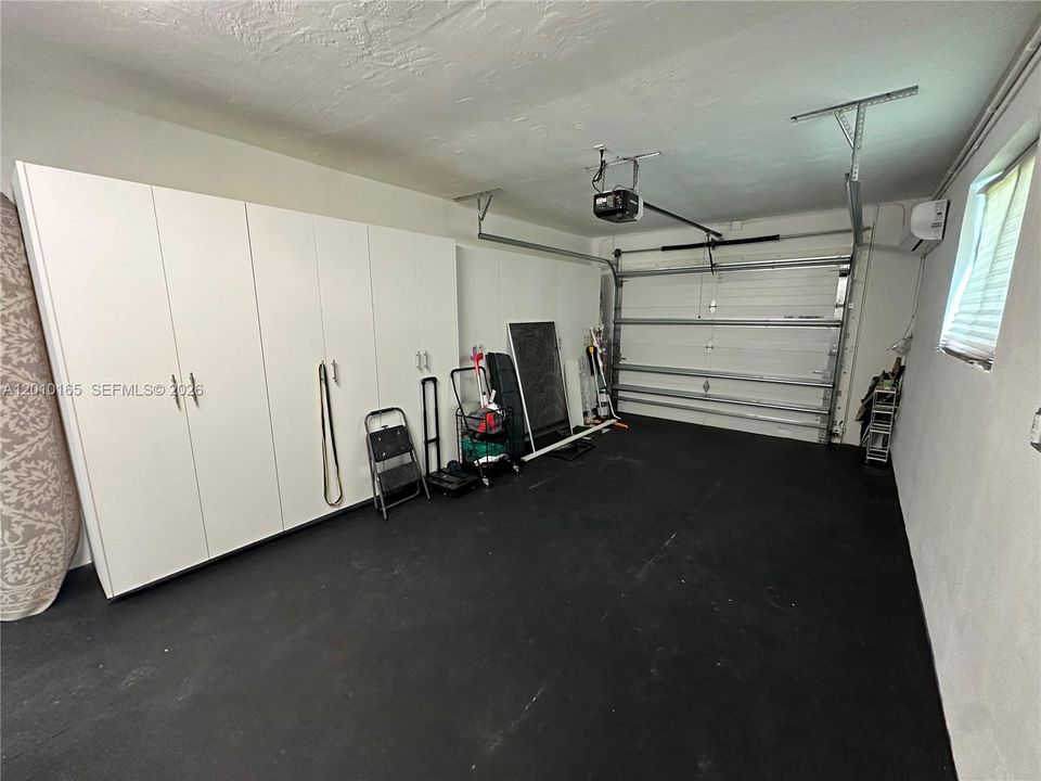 Spacious Garage/ New Washer & Dryer
