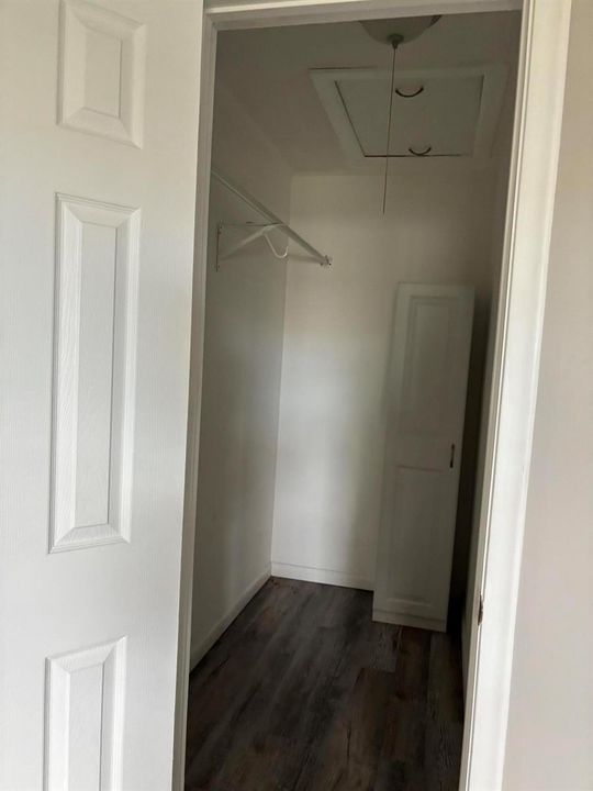 WALK IN CLOSET