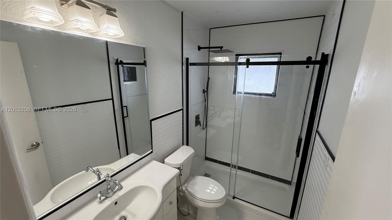 For Sale: $175,000 (2 beds, 1 baths, 874 Square Feet)