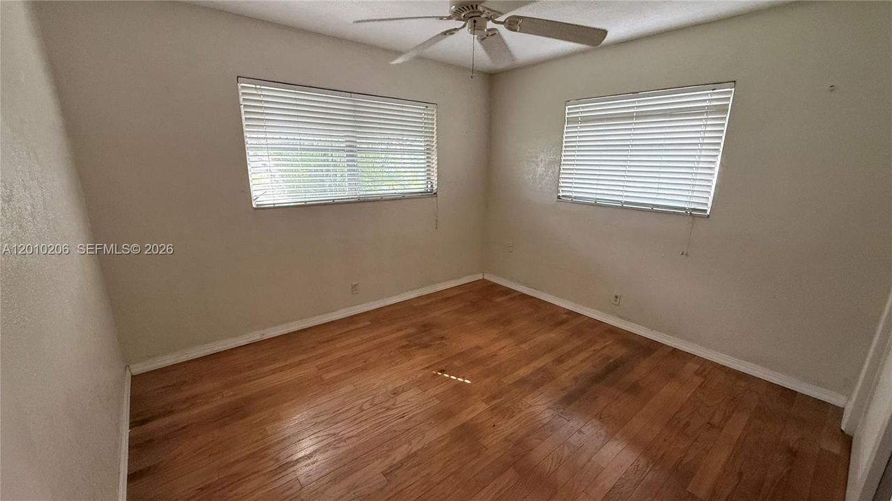For Sale: $175,000 (2 beds, 1 baths, 874 Square Feet)