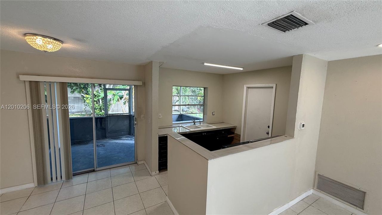 For Sale: $175,000 (2 beds, 1 baths, 874 Square Feet)