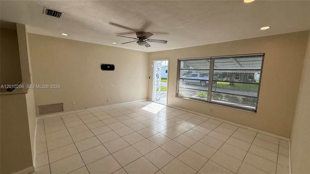 For Sale: $175,000 (2 beds, 1 baths, 874 Square Feet)