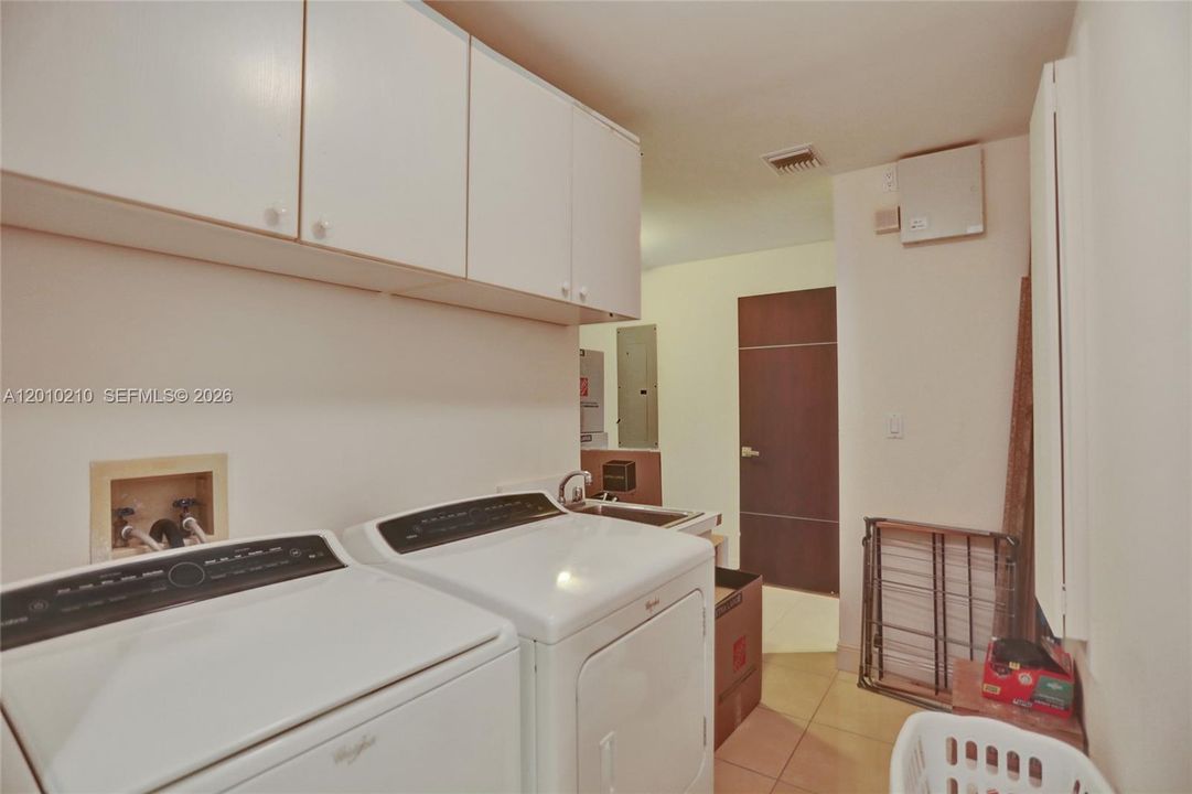 合同活跃: $20,000 (3 贝兹, 5 浴室, 3690 平方英尺)