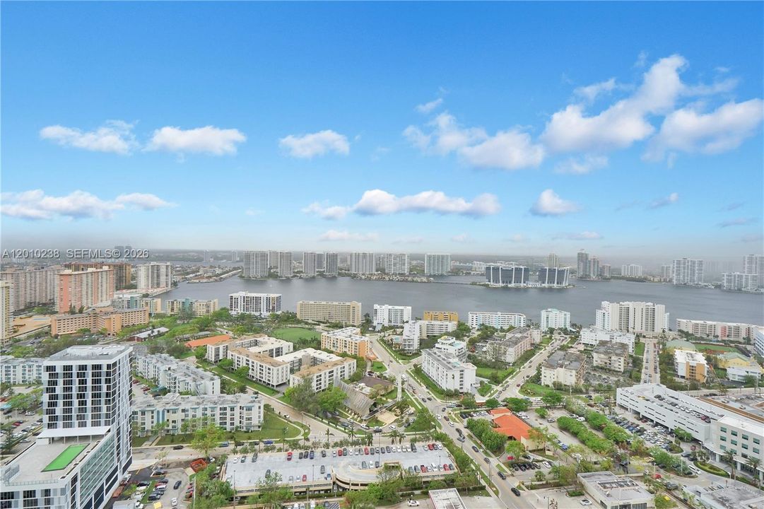 合同活跃: $3,250,000 (3 贝兹, 3 浴室, 2214 平方英尺)