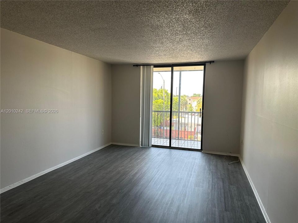 For Sale: $135,000 (1 beds, 1 baths, 720 Square Feet)