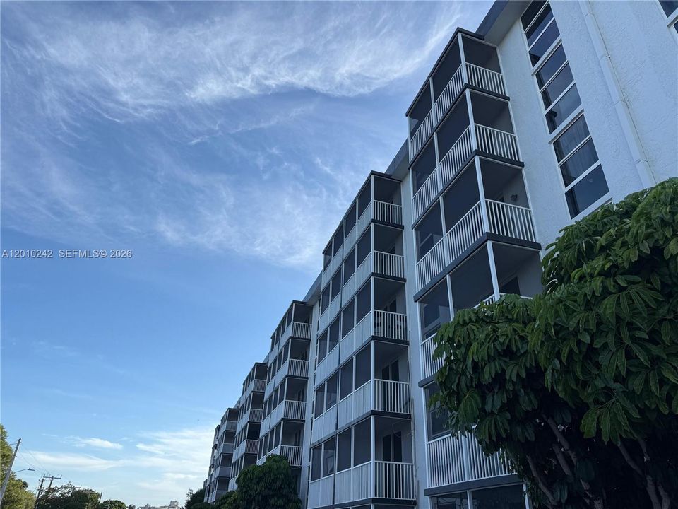 For Sale: $135,000 (1 beds, 1 baths, 720 Square Feet)