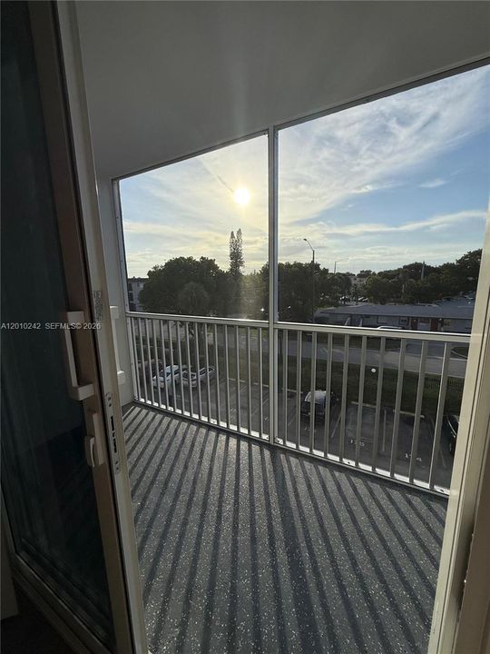 For Sale: $135,000 (1 beds, 1 baths, 720 Square Feet)