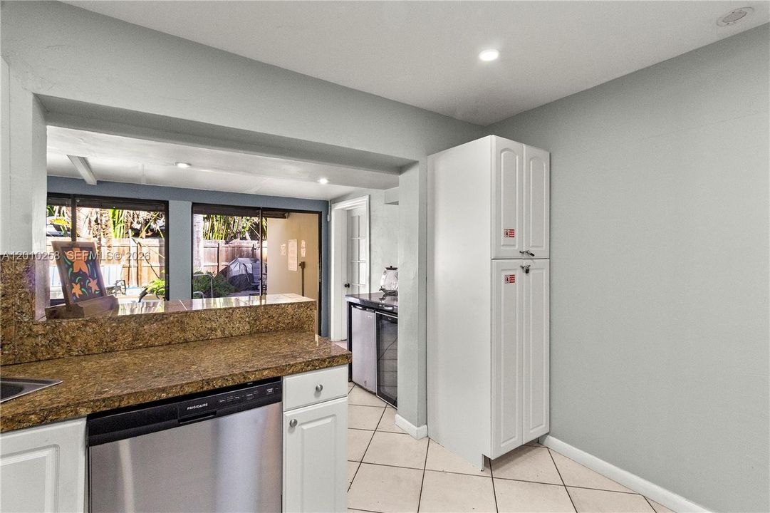 En Venta: $729,000 (4 camas, 3 baños, 1916 Pies cuadrados)