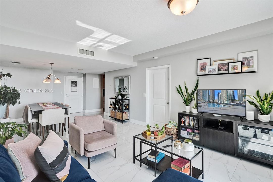 En Venta: $489,000 (2 camas, 2 baños, 1069 Pies cuadrados)