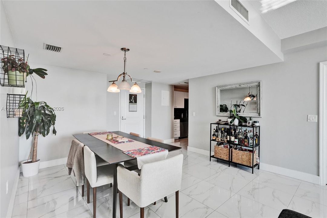 En Venta: $489,000 (2 camas, 2 baños, 1069 Pies cuadrados)