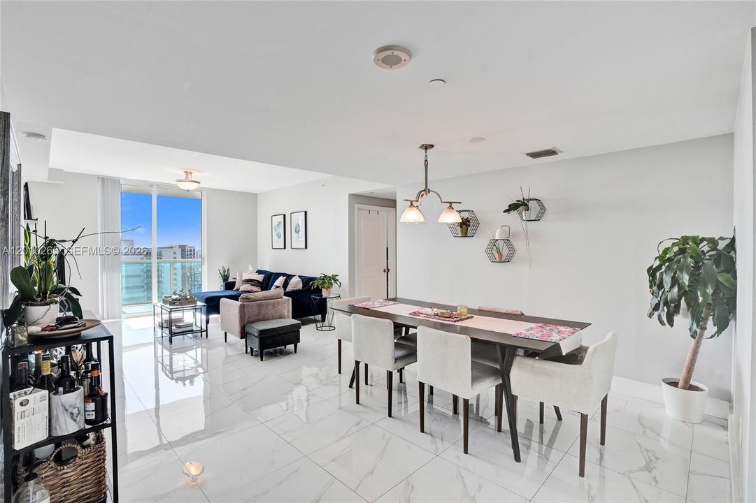 En Venta: $489,000 (2 camas, 2 baños, 1069 Pies cuadrados)
