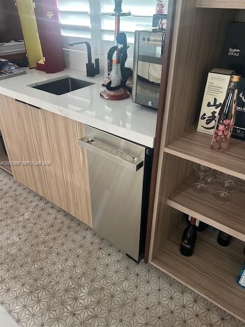 合同活跃: $11,000 (6 贝兹, 4 浴室, 5170 平方英尺)
