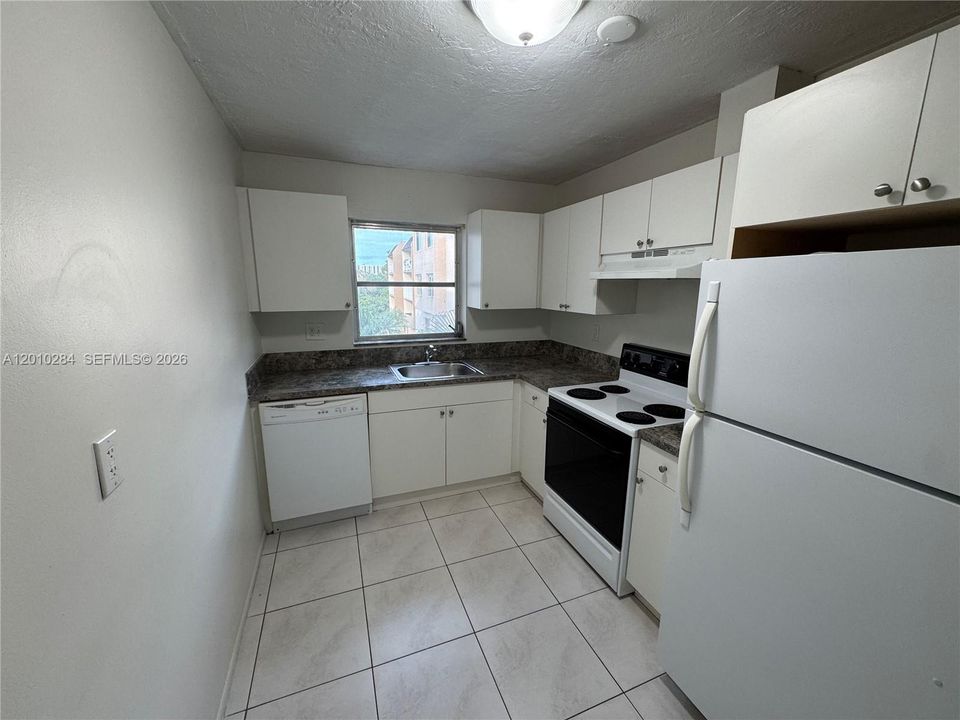 For Sale: $272,000 (1 beds, 1 baths, 809 Square Feet)